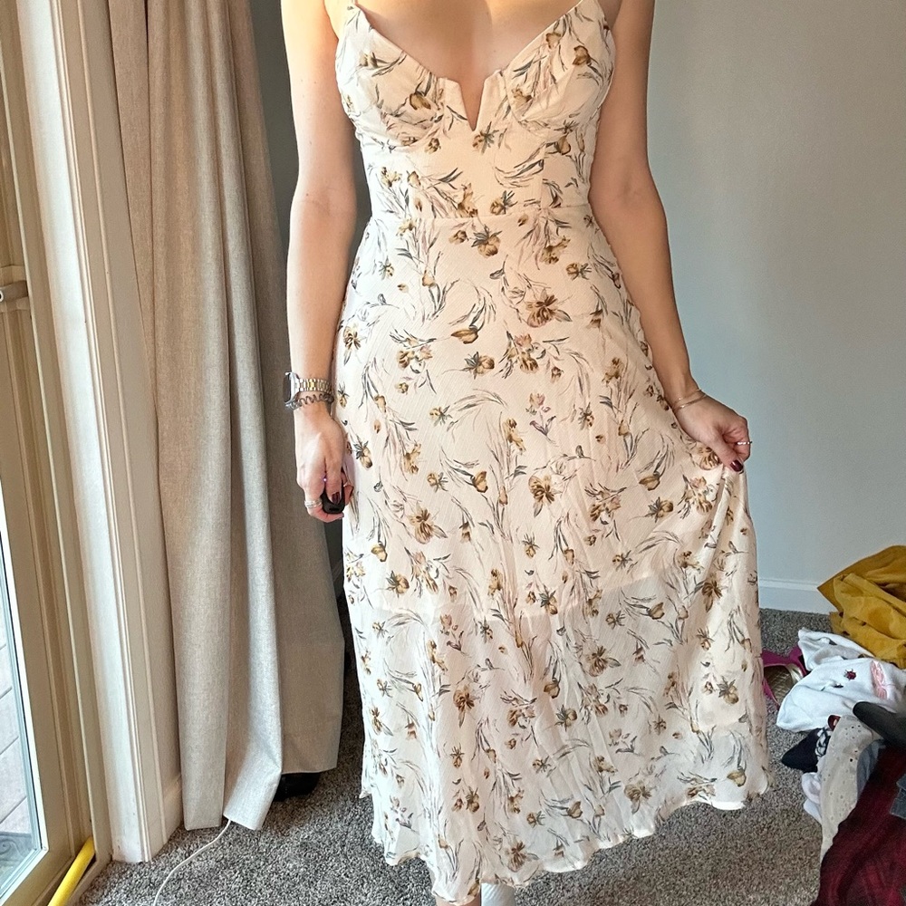 Chic Floral Midi Dress in Cream